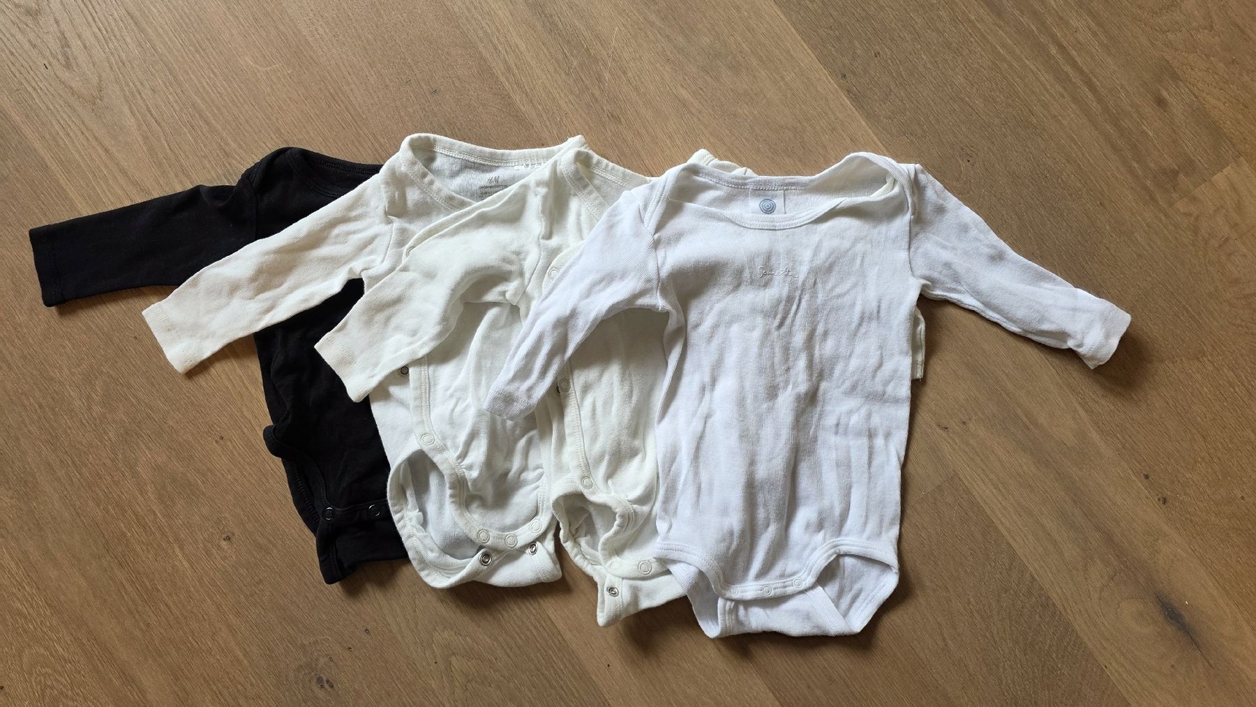 Lotti di vestiti: 4 Bodies Gr. 62  – Usato da Wabern venduto da jsterls