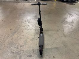  Cest une trottinette électrique.