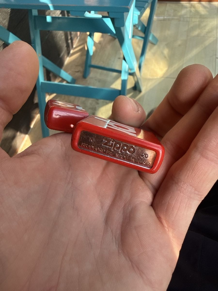 Zippo Feuerzeuge: Feuerzeug Supreme rot gebraucht – Gebraucht aus Spiez von Elektrik-und-co 2