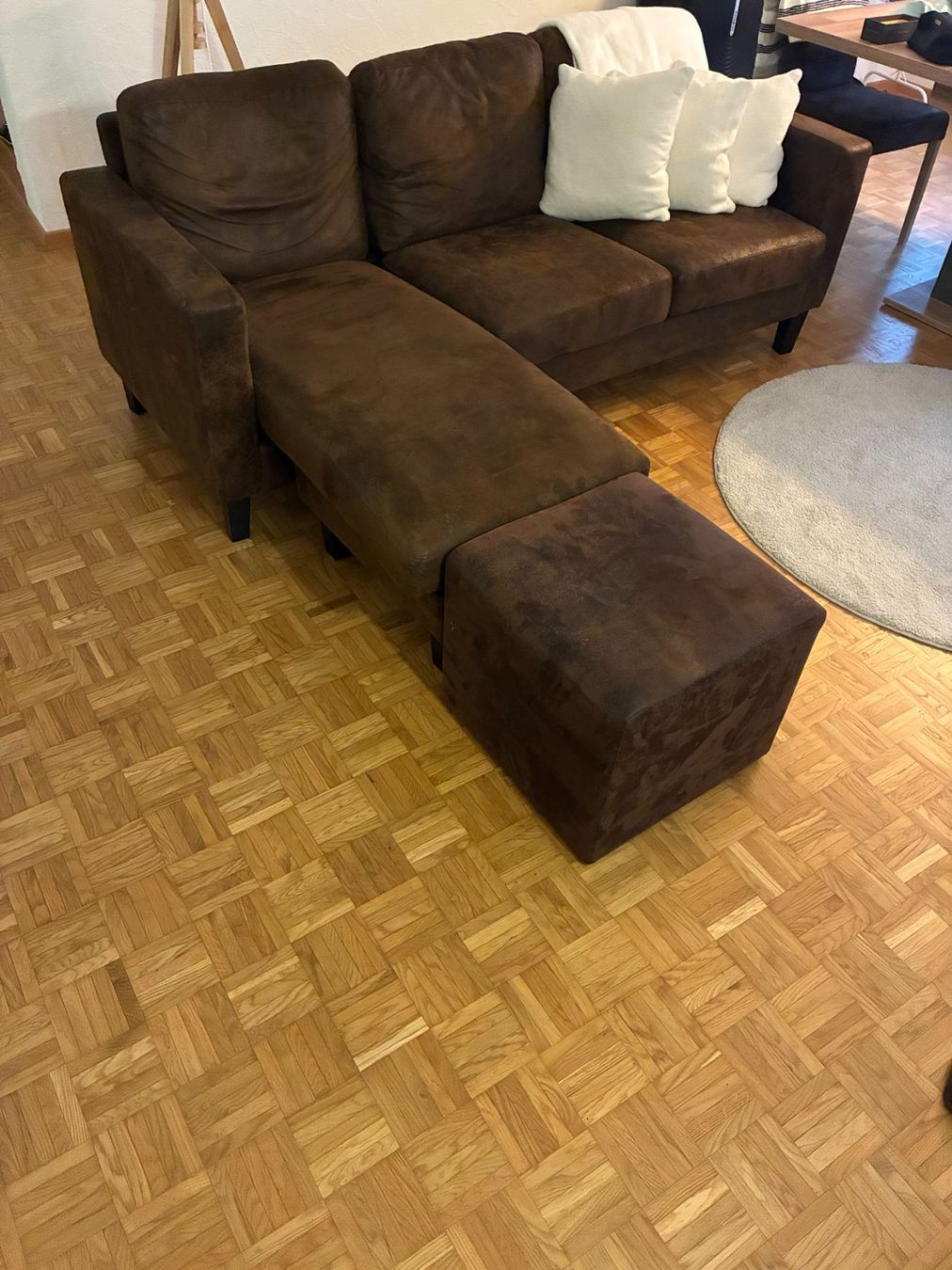 Conforama Sofas: Wohnzimmer Sofa (Braun) + Hocker – D'occasion à Zürich par rko_mxc9