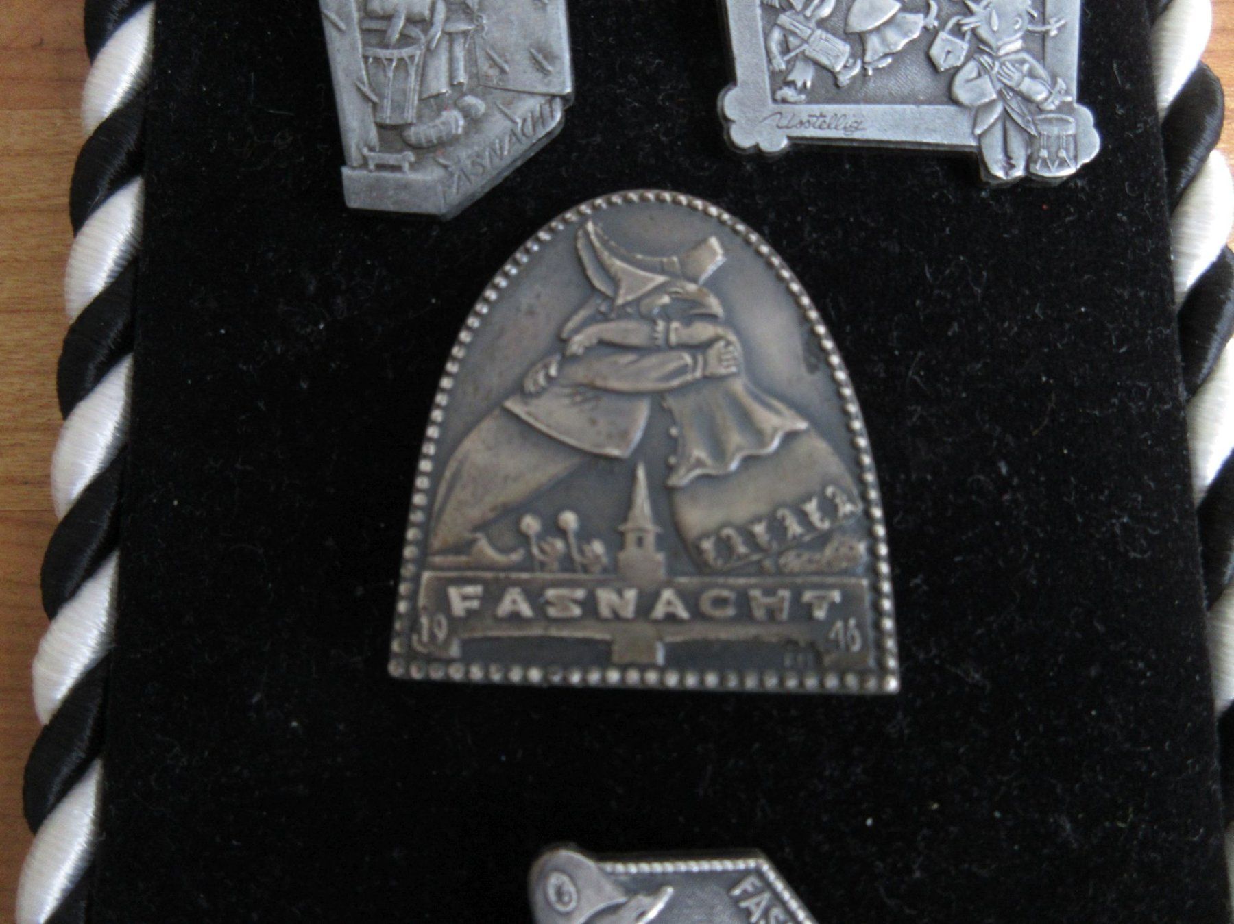 Placchette & Badge: Basler Plaketten 1940-45/46/48/49 – Usato da Binningen venduto da tempipassati 2