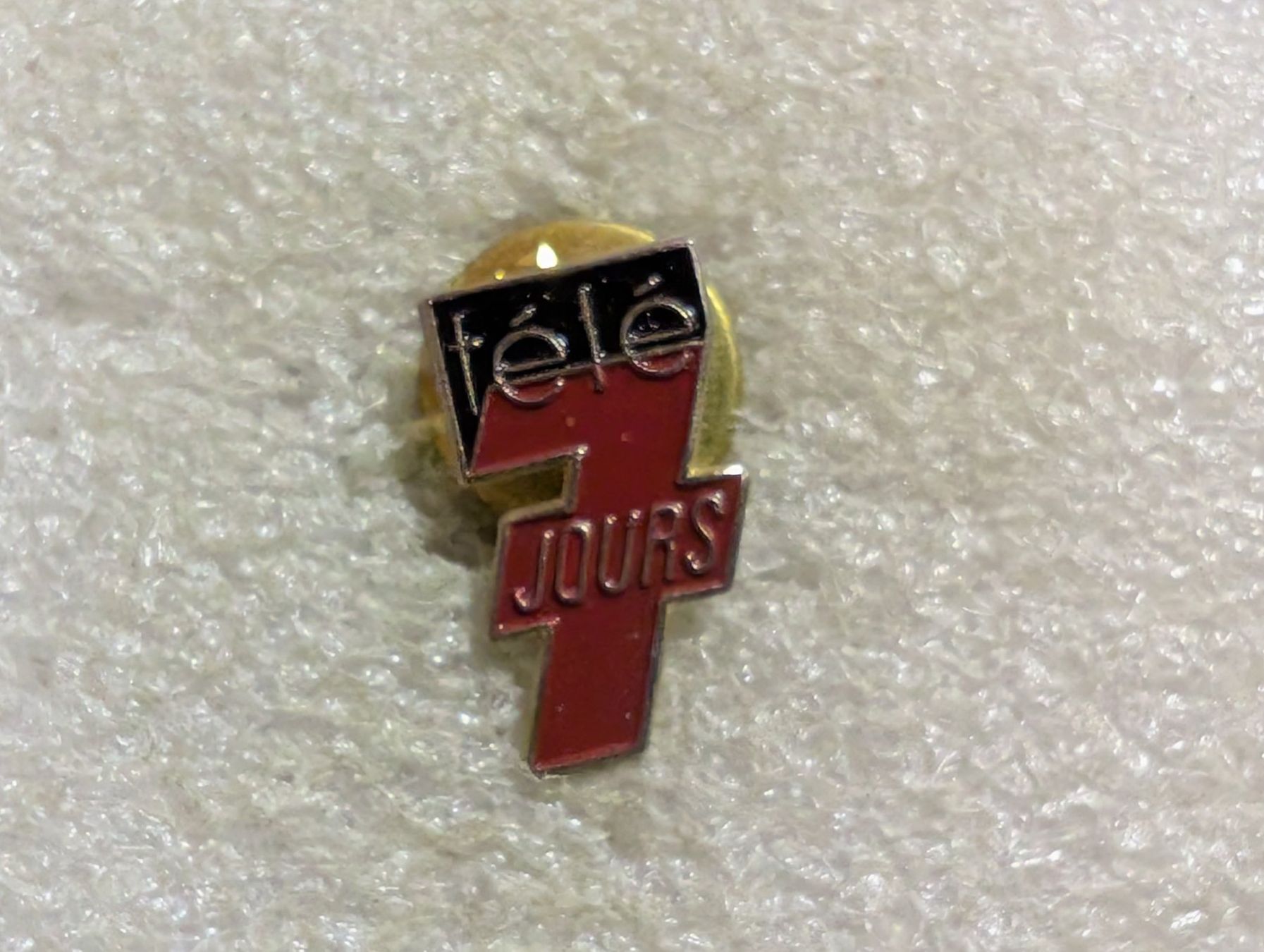 Placchette & Badge: Ansteckpin 42: Tele 7 Jour – Usato da Oppligen venduto da Pin-Fall-Shop