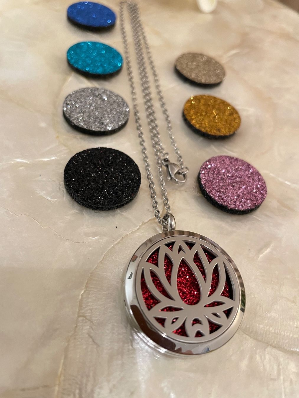 Catenine: Kette mit Lotusblumen-Anhänger – Nuovo (secondo la descrizione) da Strengelbach venduto da Chiavara