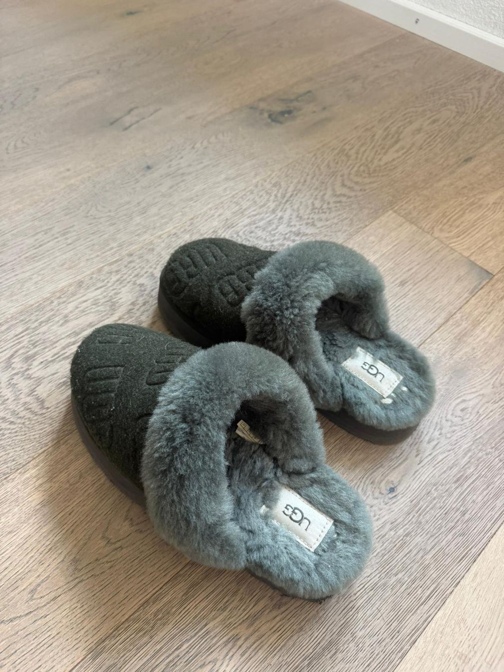 Ugg Scarpe da donna: UGG Disquette Shearling-Slipper – Usato da Saland venduto da B.W8493 1
