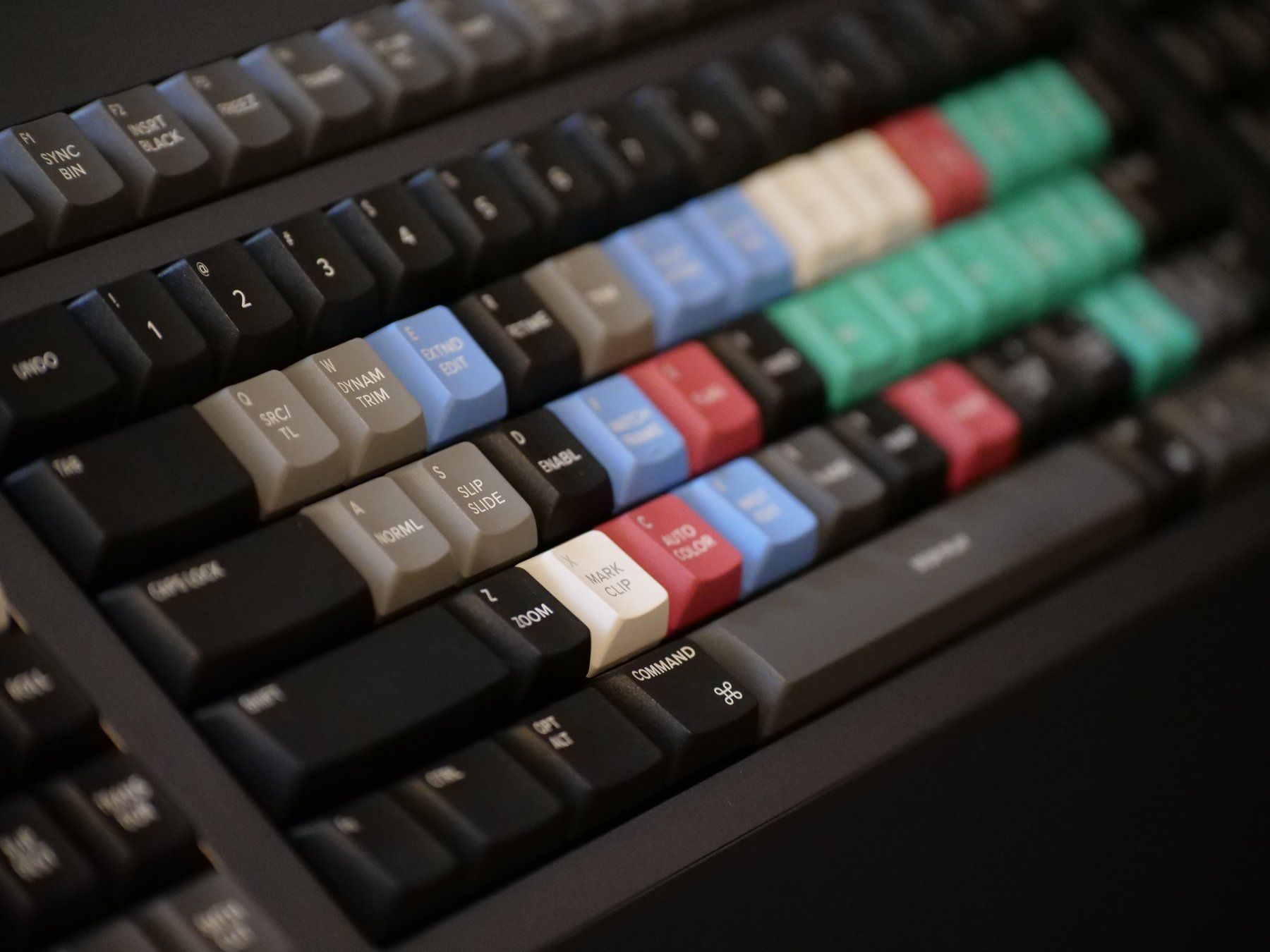 Blackmagic Tastaturen: DaVinci Resolve Editor Keyboard (mit Resolve Studio Lizenz) – Neu (gemäss Beschreibung) aus Wegenstetten von Geralt_von_R 4