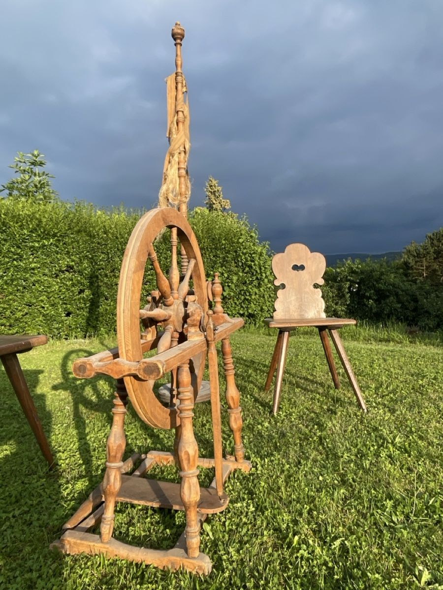 Ruote per filare: Antikes Spinnrad mit Wollstock – Difettoso da Elgg venduto da danehris 1