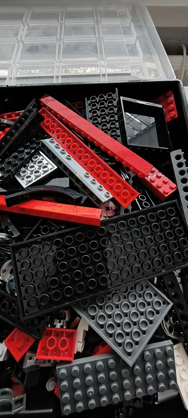 Kit di costruzioni: Klemmbausteineschwarz rot in Sortierbox gebraucht – Usato da Langnau i. E. venduto da m.du 4