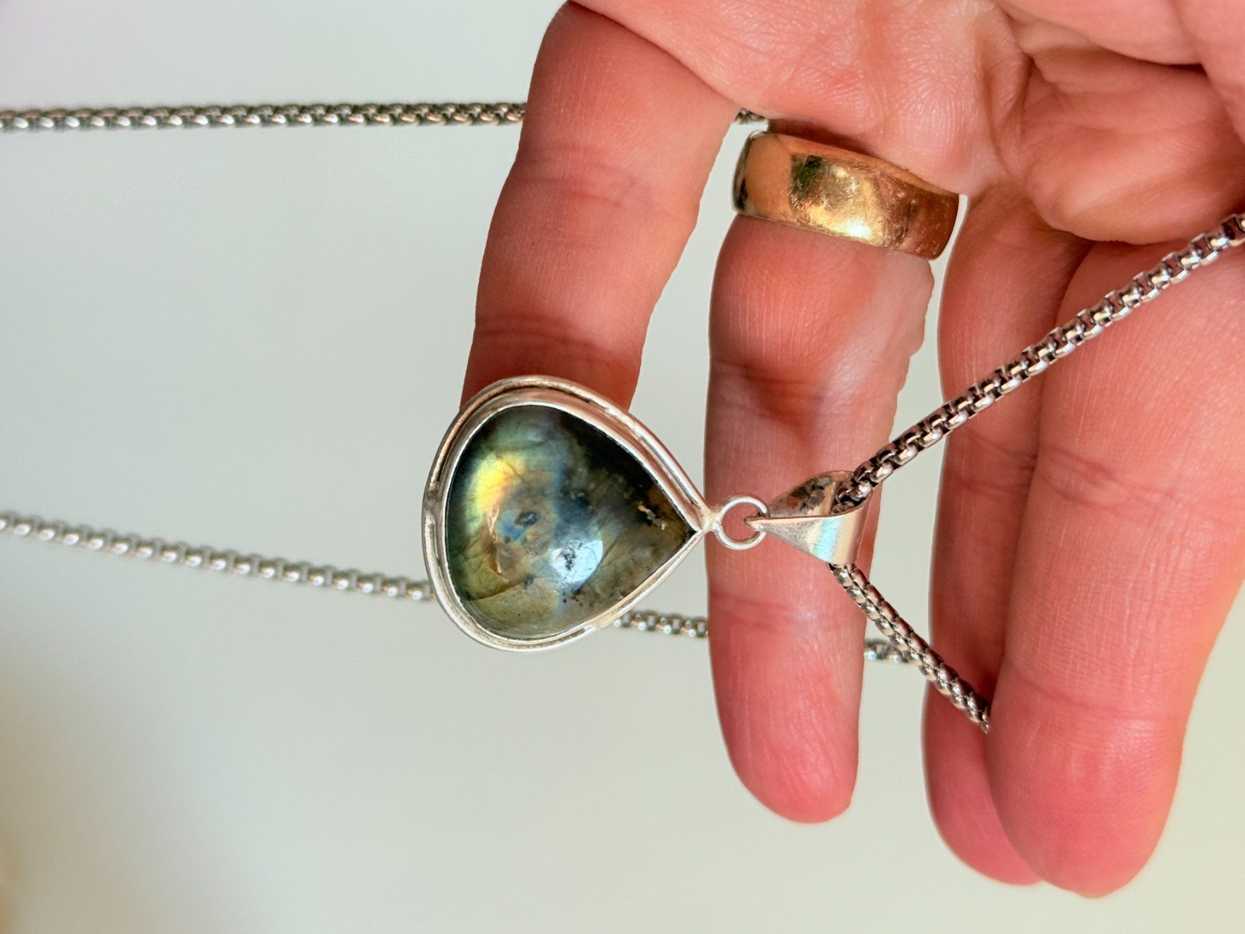Catenine: Collier labradorite, forme goutte d'eau – Nuovo e nell'imballaggio originale da Genève venduto da AGBERG 2