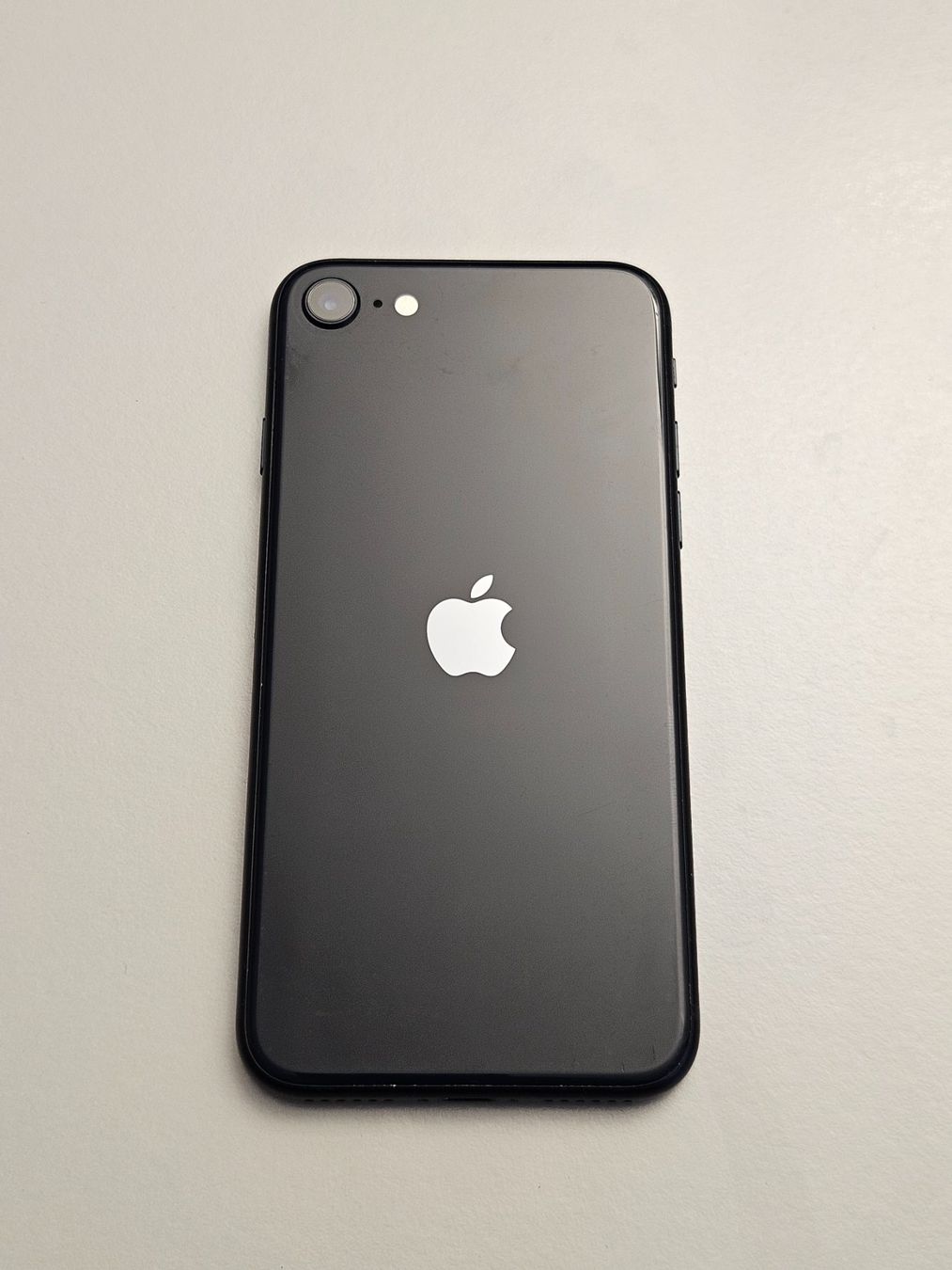 Apple Telefoni cellulari / Smartphones: iPhone SE mit 64GB in gutem Zustand – Usato da Hinwil venduto da 97 6