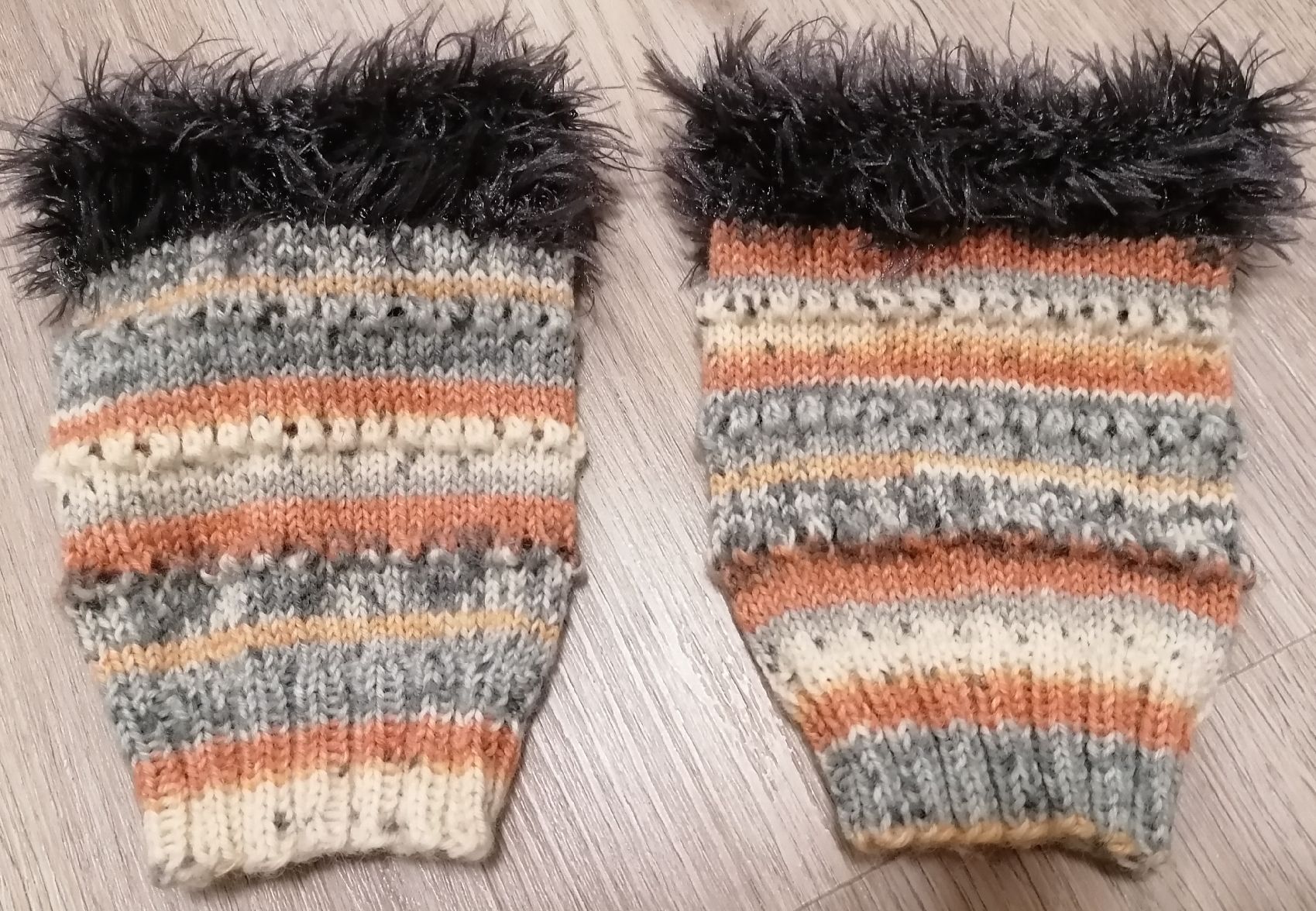 Sonstige Kleidung & Accessoires: Pulswärmer mit flauschigem Abschluss – Neu (gemäss Beschreibung) aus Sursee von Aniri