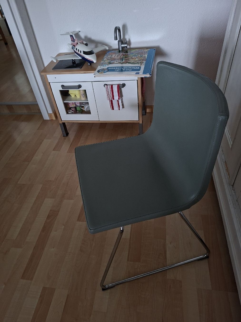 Ikea Chaises: Ikea Leder Bernhardstühle – D'occasion à Schindellegi par clockhouse