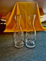 Zwei grosse Glaskaraffen mit Gravur von 1912