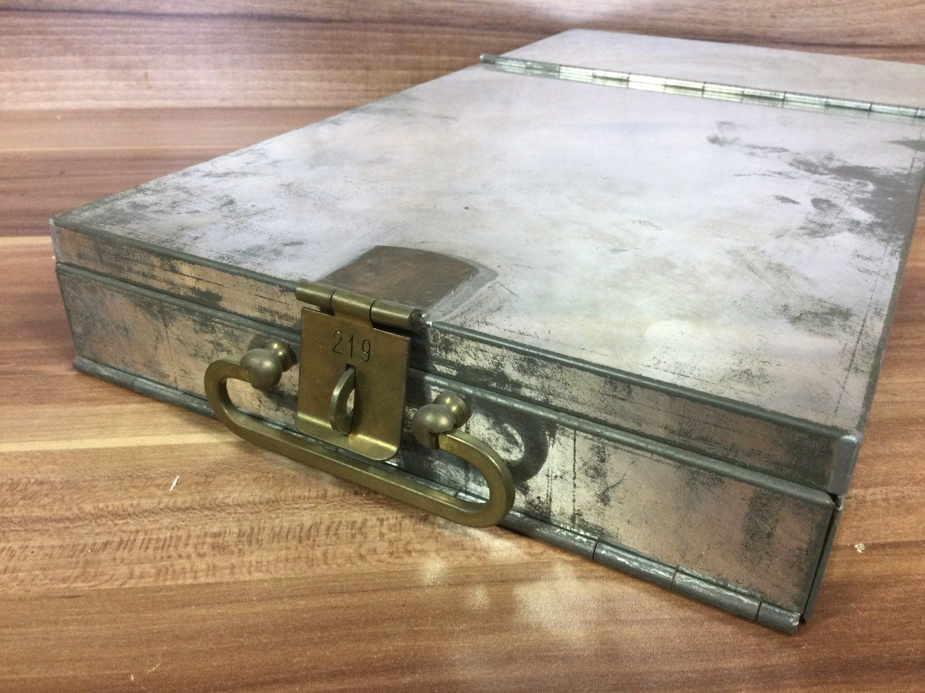 Attrezzi da lavoro: Exemplar einer klassischen Schweizer Tresorkassette – Usato da Wangen SZ venduto da kuriosum12 1