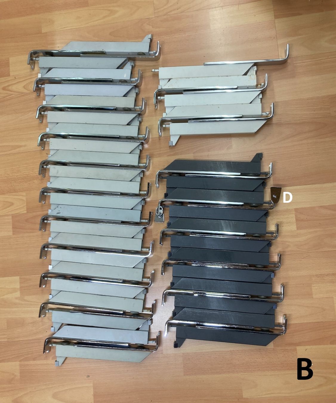 Garderobe: Kleider-Wandstangen, Ladenbausystem – Gebraucht aus Langnau i. E. von flexibus77 4