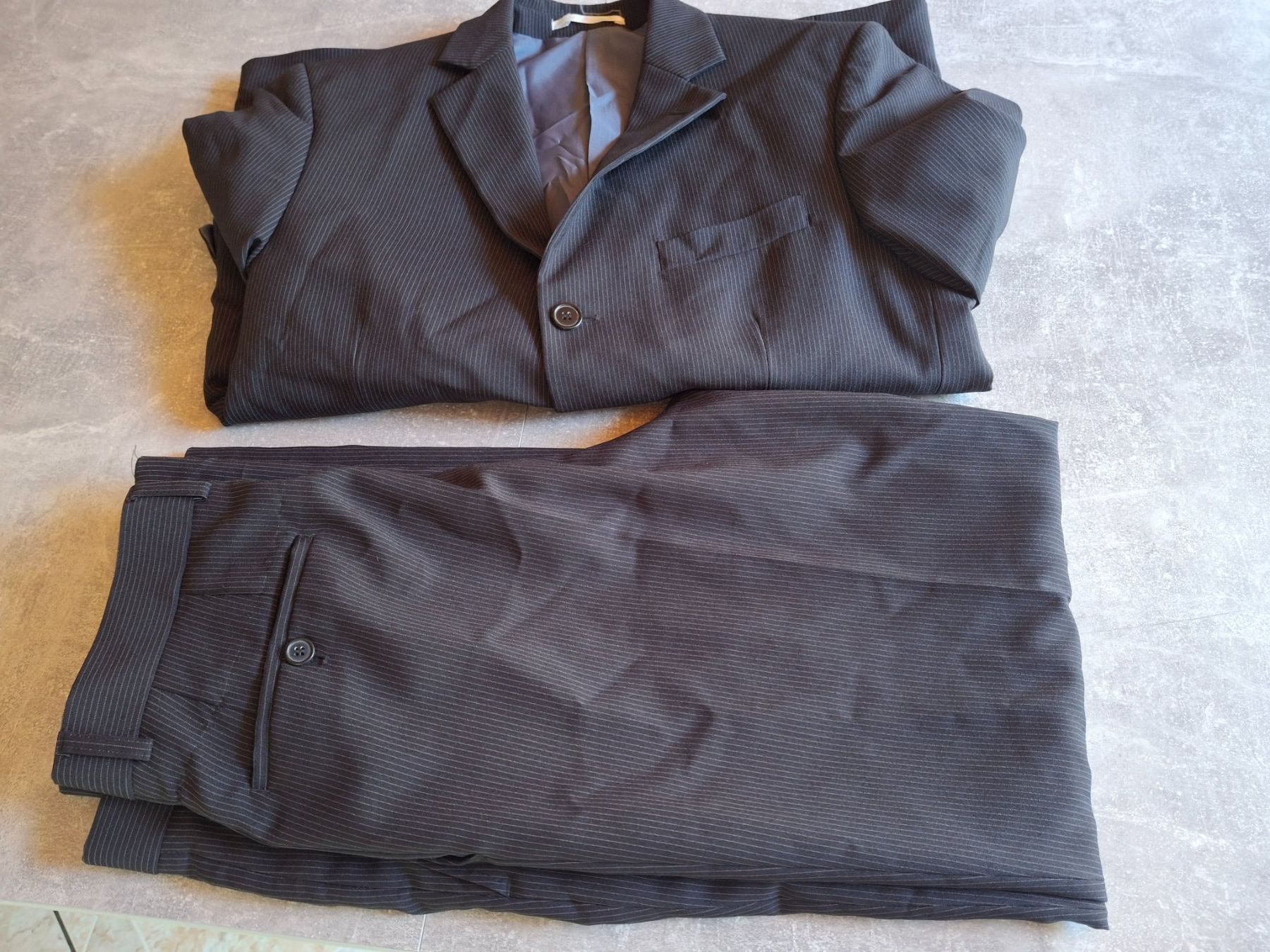 C&A Completi: Costard 2 pièces taille 48 marque C&A – Usato da Villiers venduto da san_jn5w