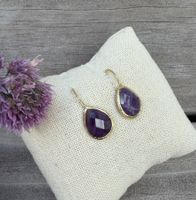 Vergoldete Ohrhänger mit funkelnden Amethyst-Tropfen
