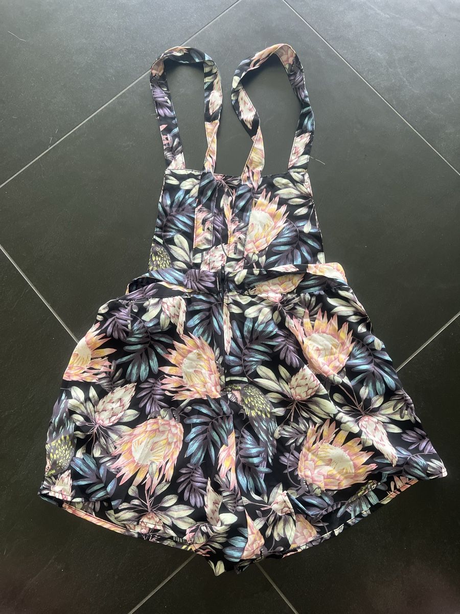 Tute: Sommerlicher Jumpsuit mit Blumenmuster, Grösse S – Nuovo (secondo la descrizione) da Bilten venduto da and_6hjn 2