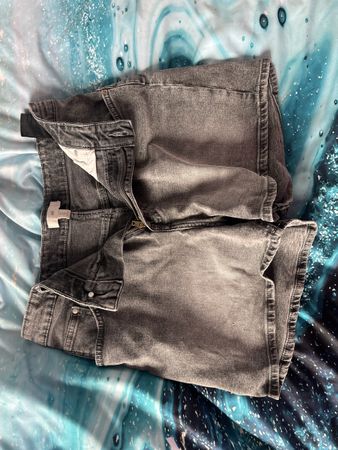 Short en jean gris H&M taille 38 en bon état général