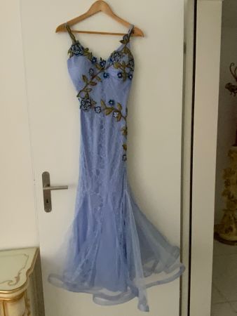 Abendkleid hellblau mit Stickereien