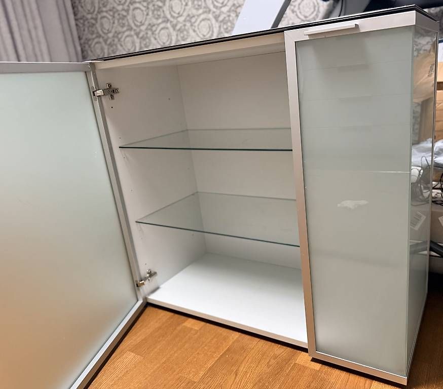 Pfister Cassettiere: Elegantes Milchglas Designer Sideboard / Möbel Pfister – Usato da Walchwil venduto da JuliaMeldere 1