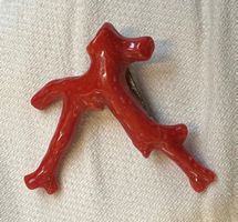 Alte Anstecknadel Sardinische Koralle rot, Top!