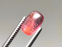schönes kleines Turmalin Cabochon Rosa/Rötlich  1.9 Karat