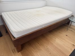 Bett in Überlänge (1.40 x 2.10)