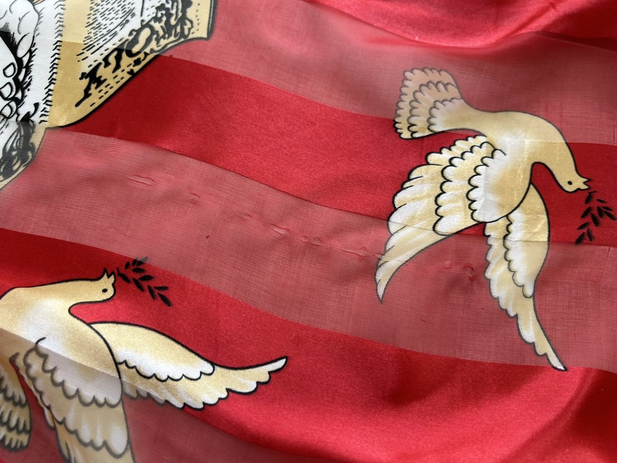 Foulards, Tücher & Schals: Red polyester scarf with doves and Bible print – Gebraucht aus Saland von ele_vc96 2