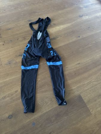 Radhose mit Trägern schwarz blau Grösse unbekannt