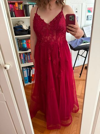 Burgundrotes Abendkleid mit Tüll (ungetragen, Grösse ~M)