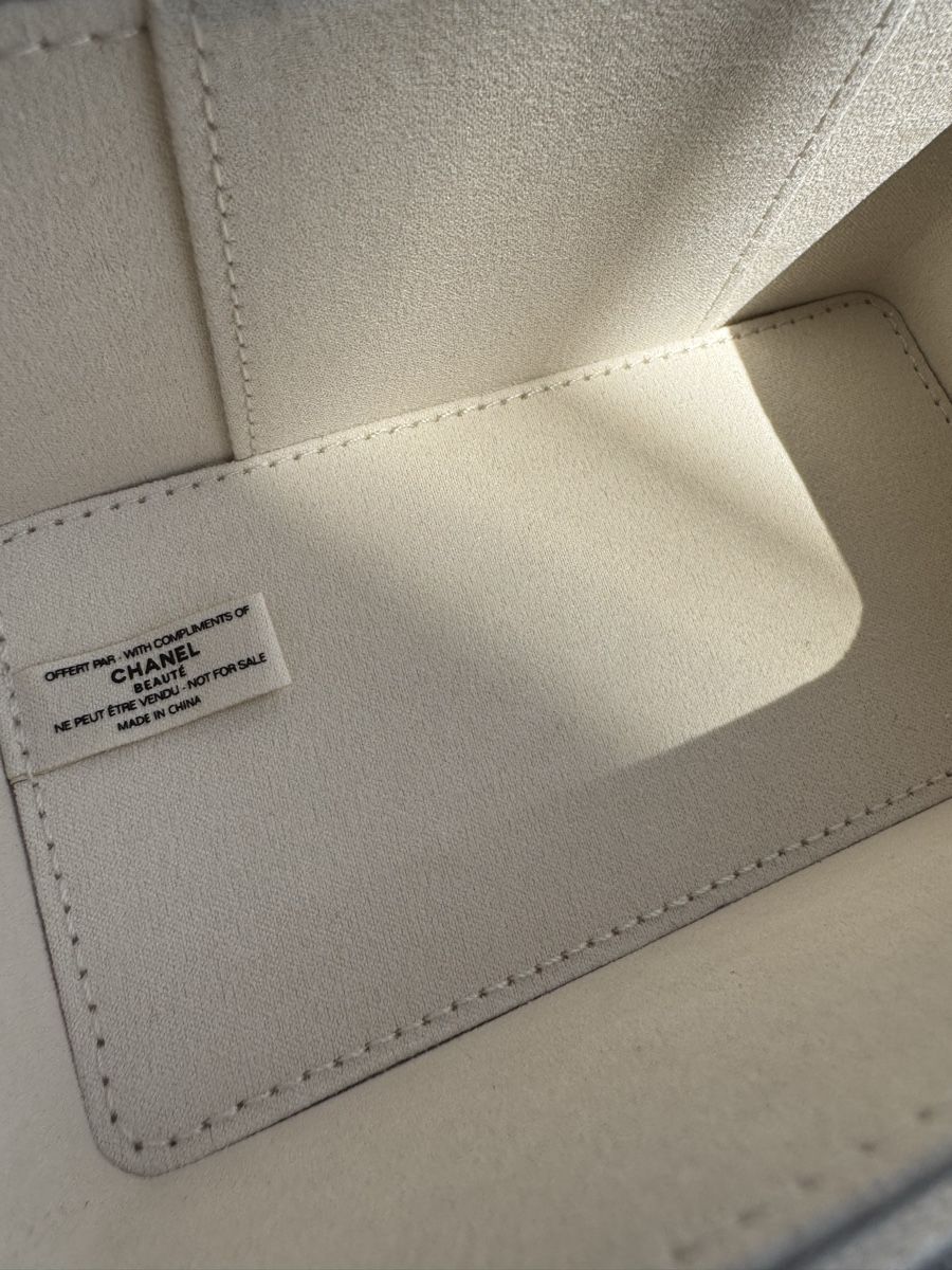 Chanel Sacs femmes: Sac Chanel Vanity VIP – Neuf avec emballage d'origine à Neuchatel par mar_9blm 7