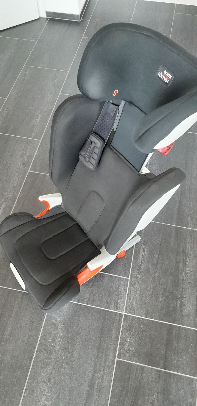 Britax Römer Seggiolini per auto: Römer Britax Kidfix XP Kindersitz Schwarz – Usato da Steinmaur venduto da rhabarberbarbar 5