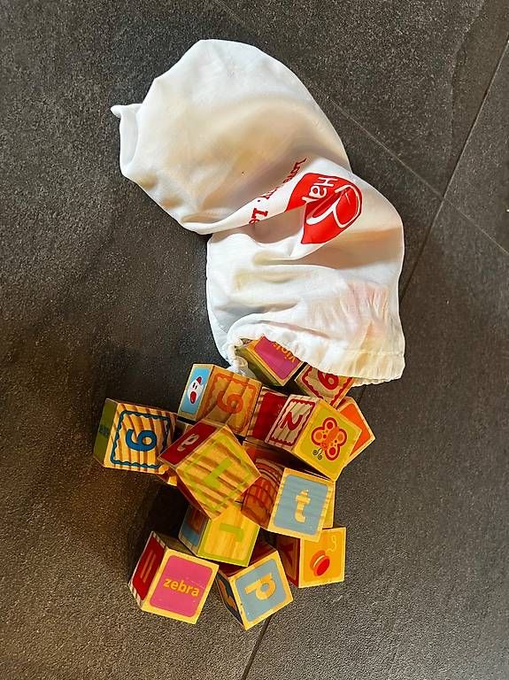 Hape Spielzeuge: Hape ABC Klötzchen – Gebraucht aus Oberwil i. S. von Kristiin