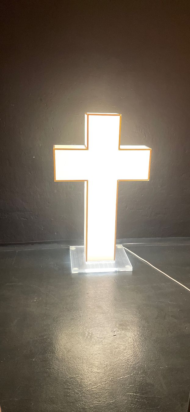Lampen: Design Stehlampe Weisses Kreuz – Gebraucht aus Wangen b. Olten von Mertz