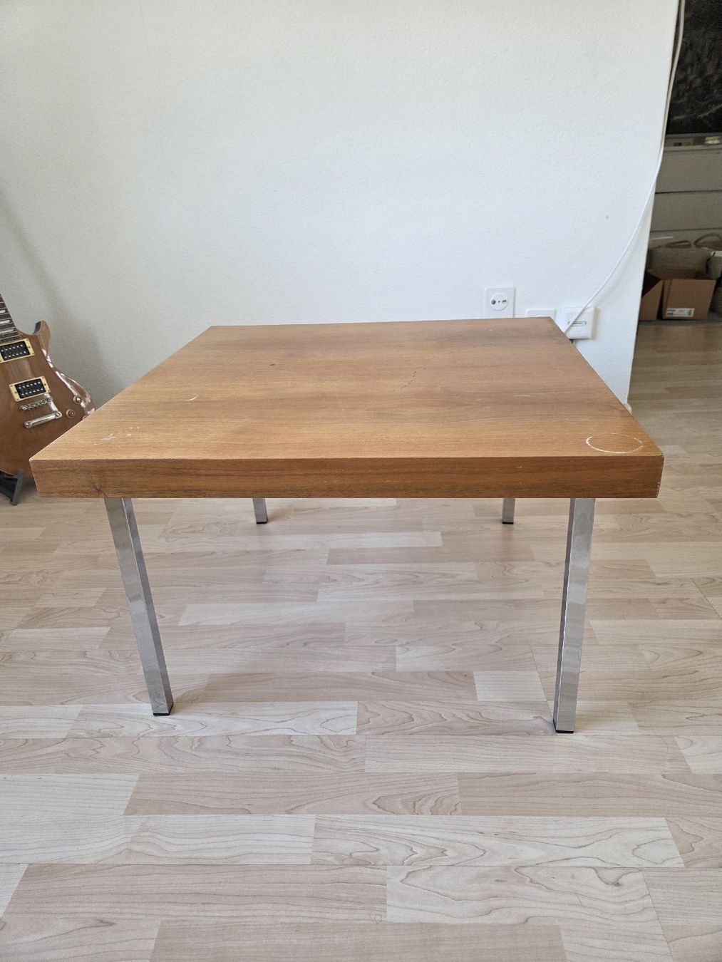 Tische: Holztisch mit Metallbeinen quadratisch – Gebraucht aus Basel von lat_ldx9