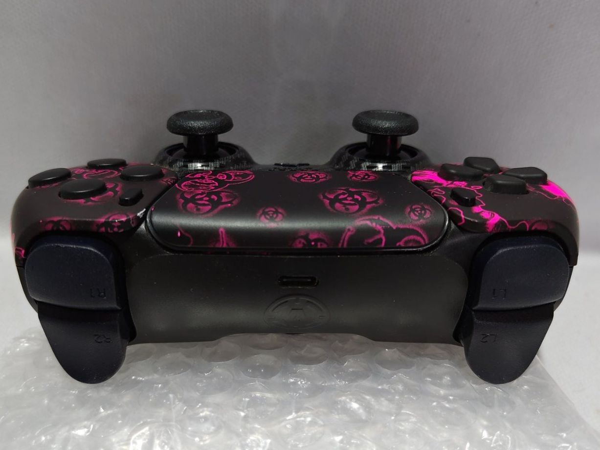 Sony Console: Manette PS5 pro, DualSense Customisée Rose et Noire. – Usato da Courtemaîche venduto da Atelier.tech 2