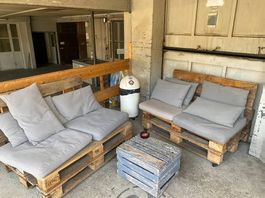 GRATIS: 2 Paletten-Sofas mit Kissen + Holzkiste  Abholung