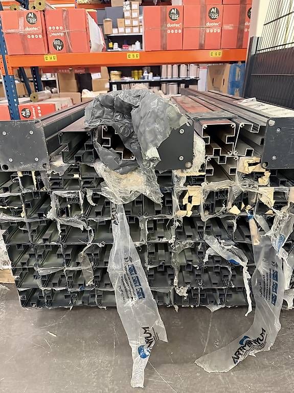 Profiles: Aluminium-Pfosten Anthrazit – Neuf avec emballage d'origine à Muttenz par Serkan013 1
