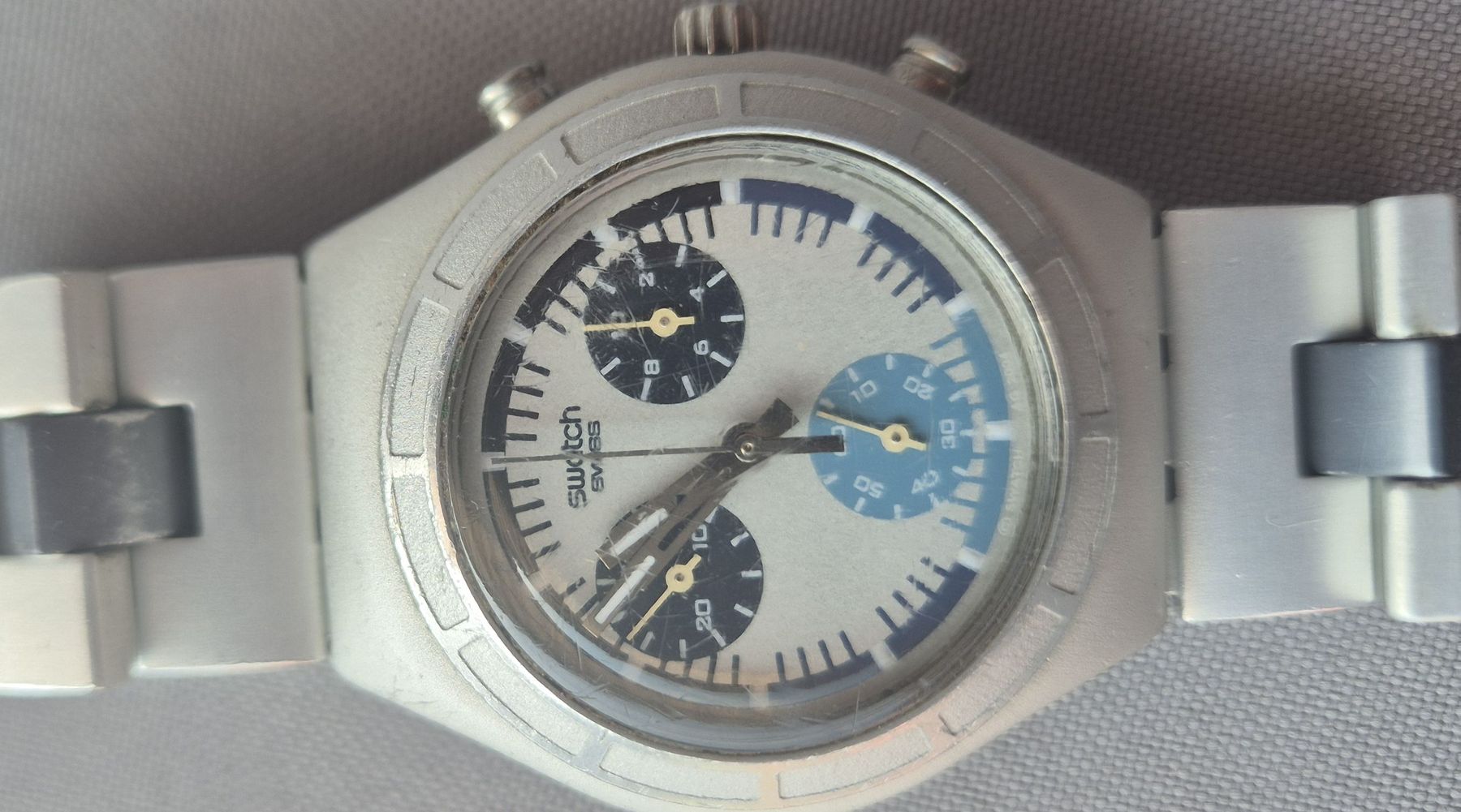 Swatch Uhren: Swatch Chronograph Uhr silberfarben ohne Batterie  – Gebraucht aus Unteriberg von Foxcross