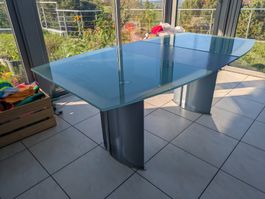 Ausziehbarer Glastisch mit grauer Platte