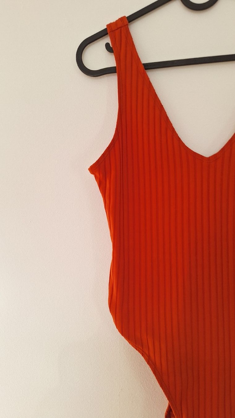 Costumi da bagno & Bikini: Badeanzug gerippt rostorange, V-Ausschnitt, Gr.M – Usato da Winterthur venduto da shishibelle 1