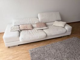 Canapé en cuir blanc granulé, de marque Roche Bobois.
