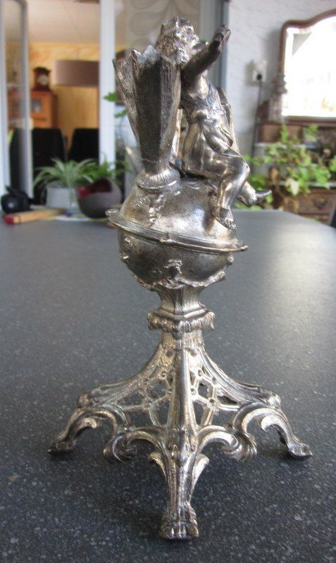 Skulpturen & Statuen: Skulptur, Ständer, Putti auf Kugel messingfarben – Gebraucht aus Bischofszell von raika 3
