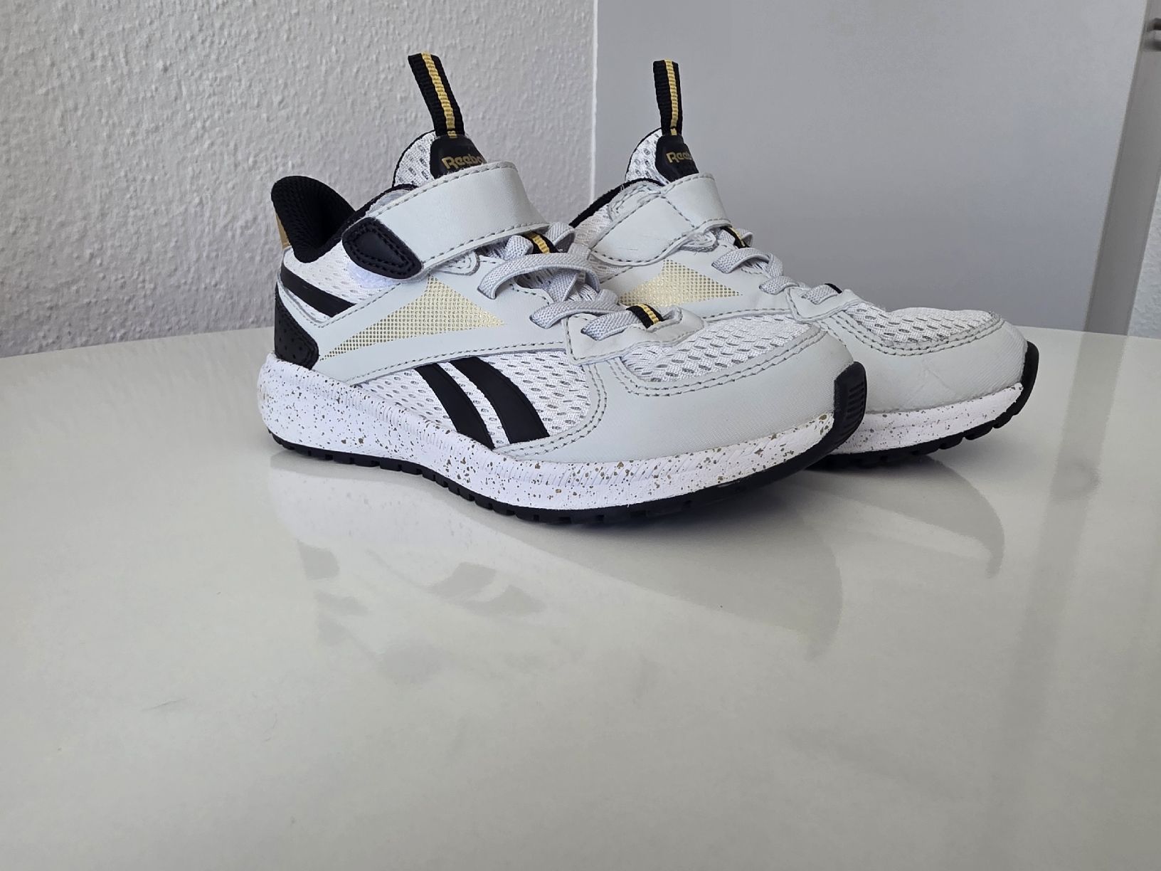 Reebok Chaussures garçon: Reebok Hallenschuhe – D'occasion à Suhr par MrvicaAG 1