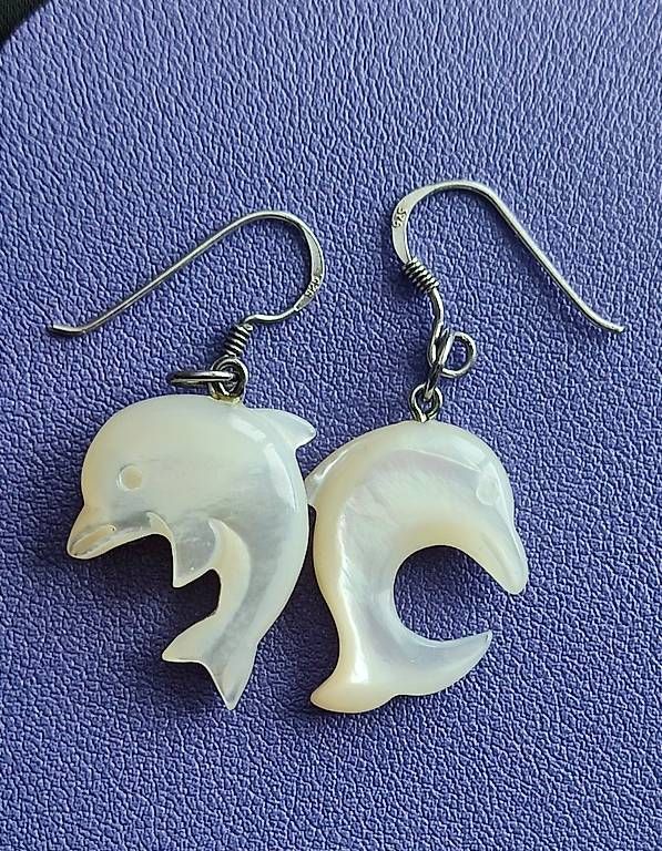 Orecchini pendenti & Orecchini a lobo: Ohrringe mit Delfin aus Perlmutt  925 Silber. – Nuovo e nell'imballaggio originale da Ebnat-Kappel venduto da Zearara 1