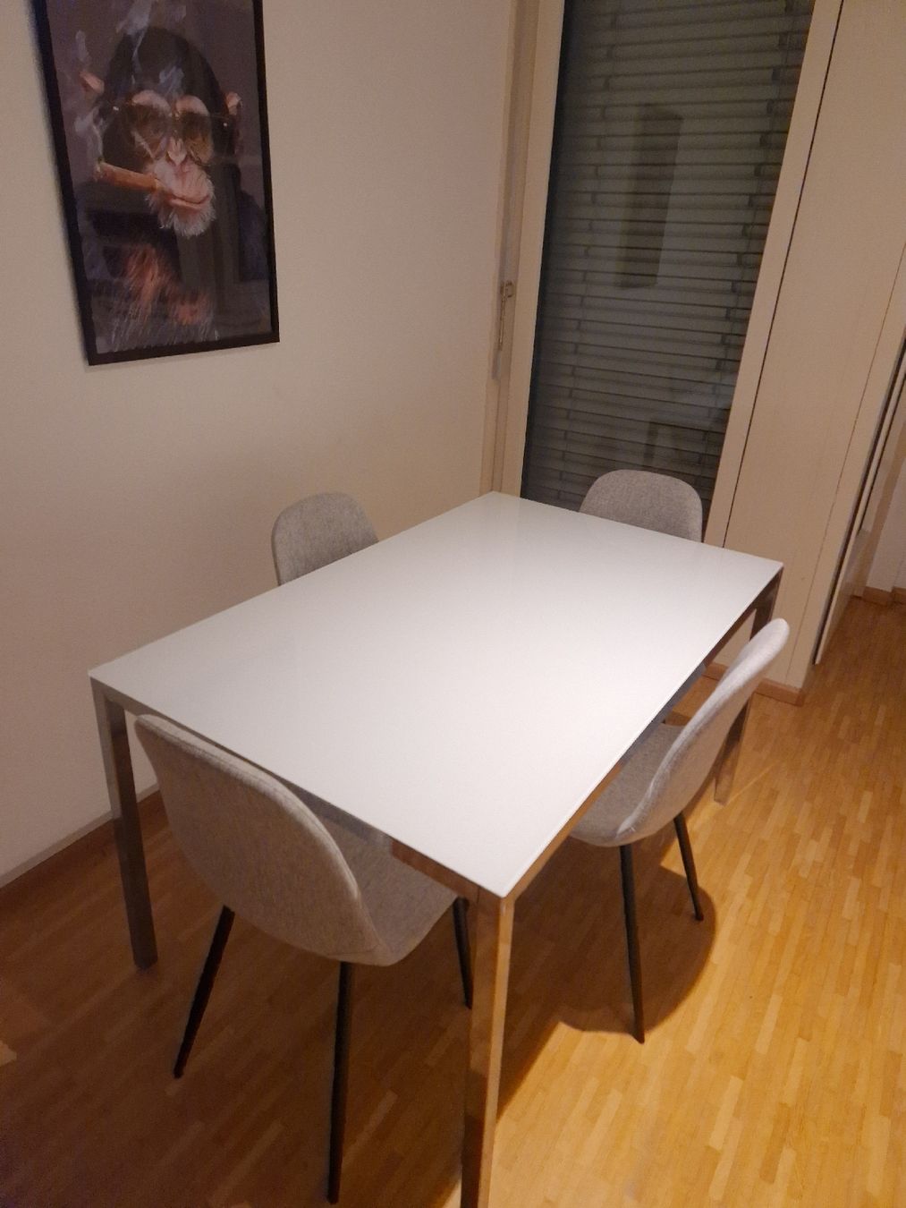 Tavoli: Kitchen dining table and 4 chairs – Usato da Basel venduto da vin_xf9k 1