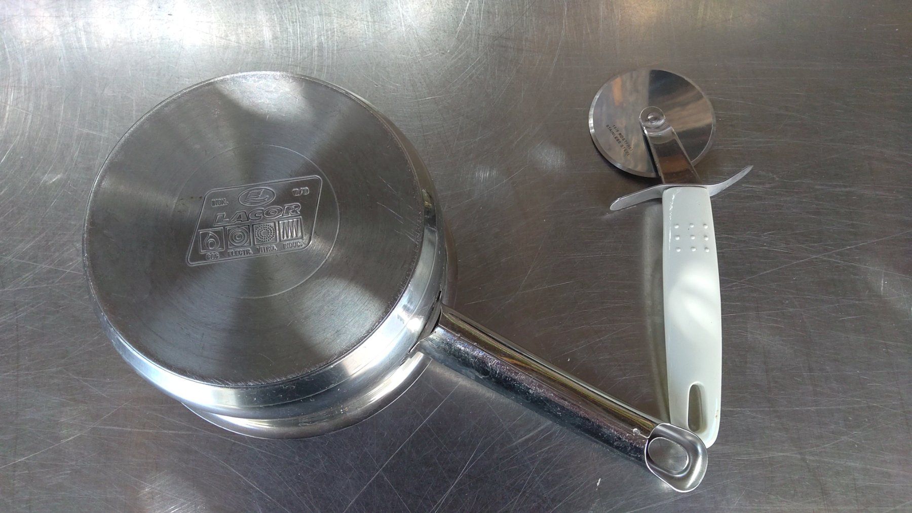 Pentole: Kleiner Chromstahltopf und Pizzaschneider – Usato da Gunzwil venduto da Ozzie68 2