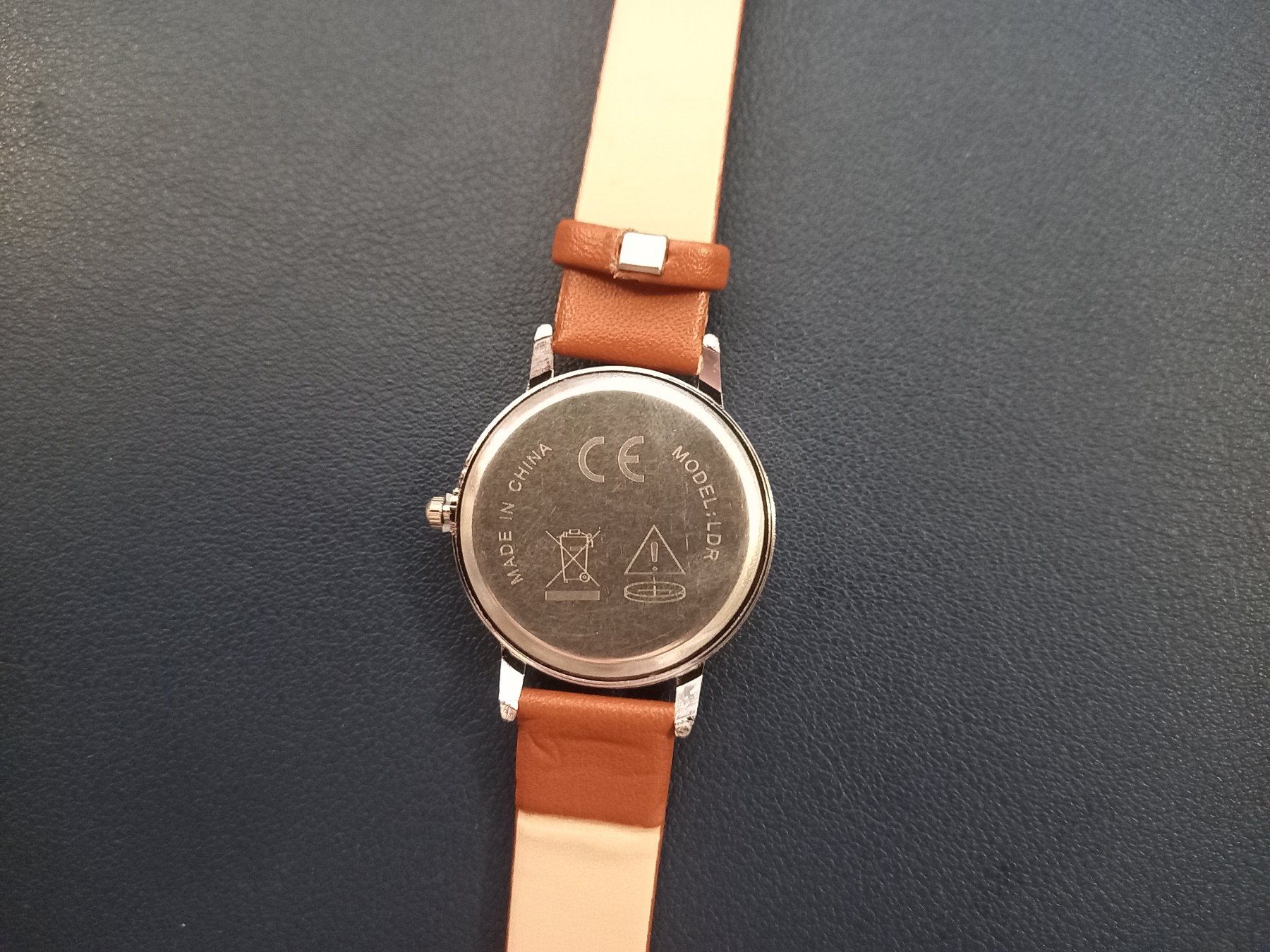 Uhren: Quarz-Armbanduhr braunem PU-Lederarmband - Montre bracecet – Neu und originalverpackt aus Lausanne von novastoris 1
