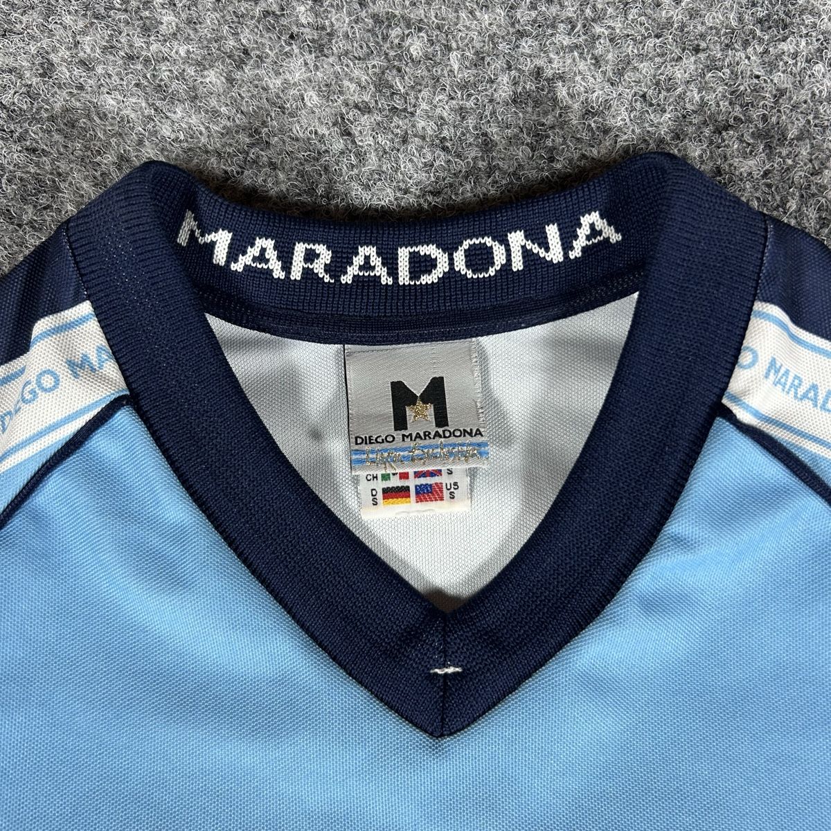 Canottiere & Pantaloni: Maradona signed – Nuovo (secondo la descrizione) da La Sagne NE venduto da Matlasape 1