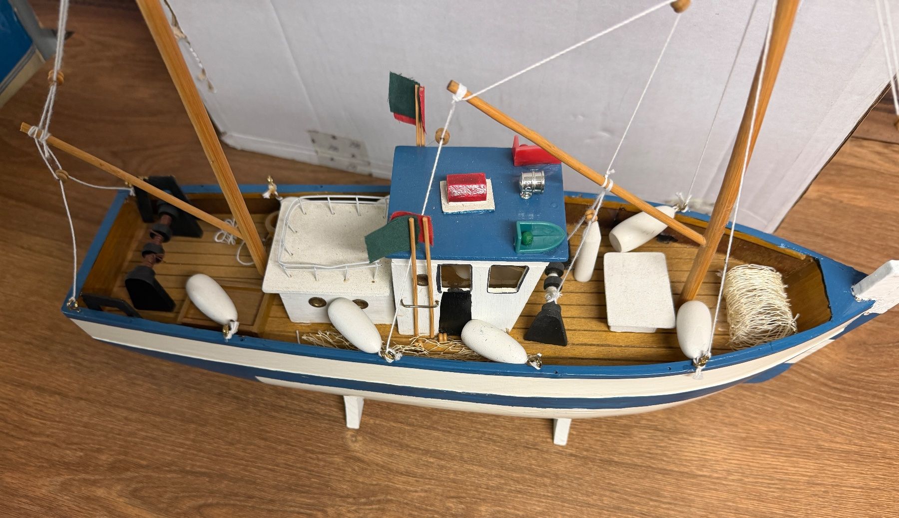 Modellismo RC: Modellboot Fischkutter blau weiss mit Ständer Neu Zustand – Nuovo (secondo la descrizione) da Nussbaumen AG venduto da olitech5415 1